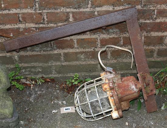 Outdoor light on metal bracket(-)